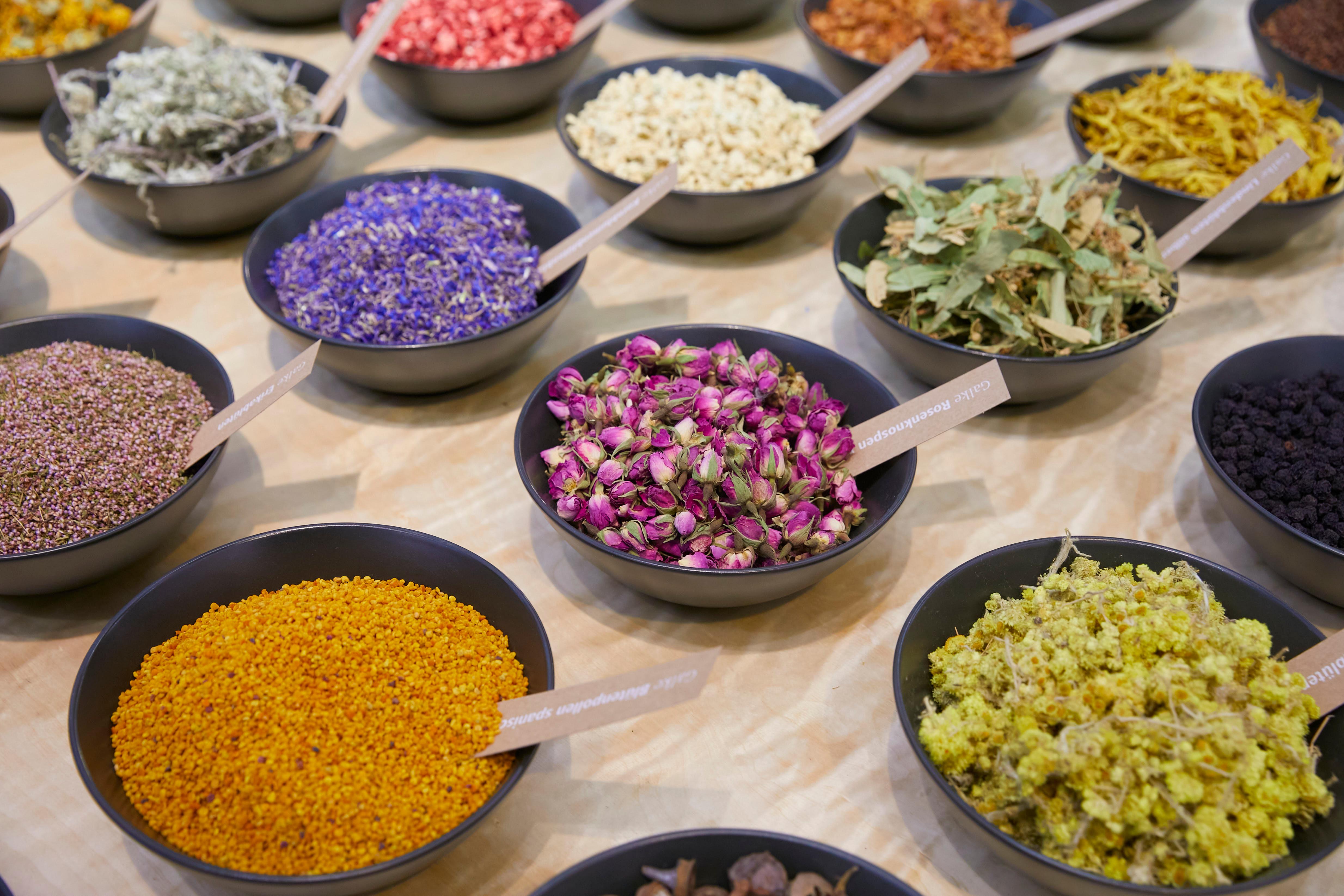 Auf der Biofach werden auch die einzelnen Inhaltsstoffe der Bio-Lebensmittel und Naturkosmetik präsentiert.metik sollen frei 