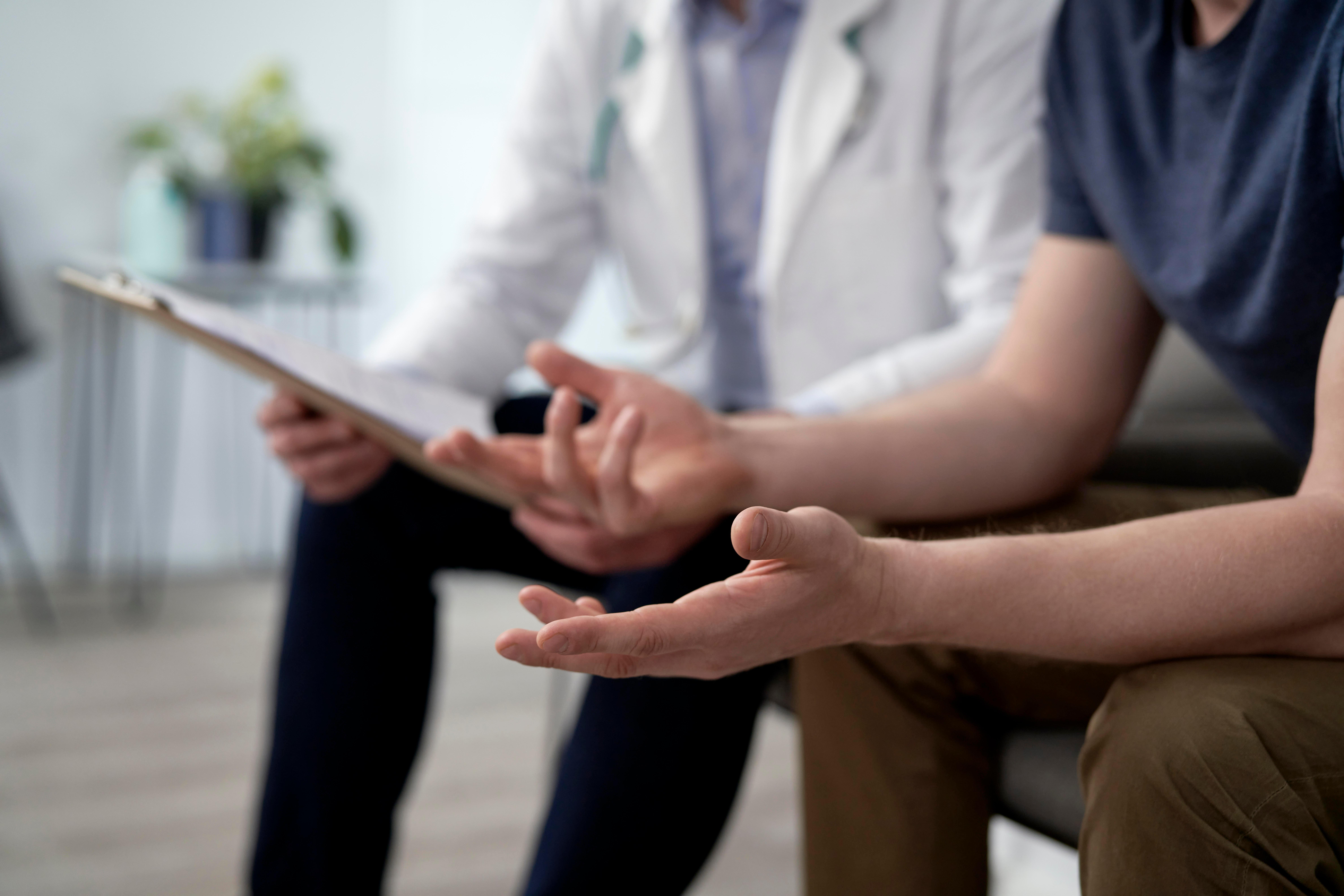 Arztbesuch: Patient im Gespräch mit einem Arzt (Symbolbild)