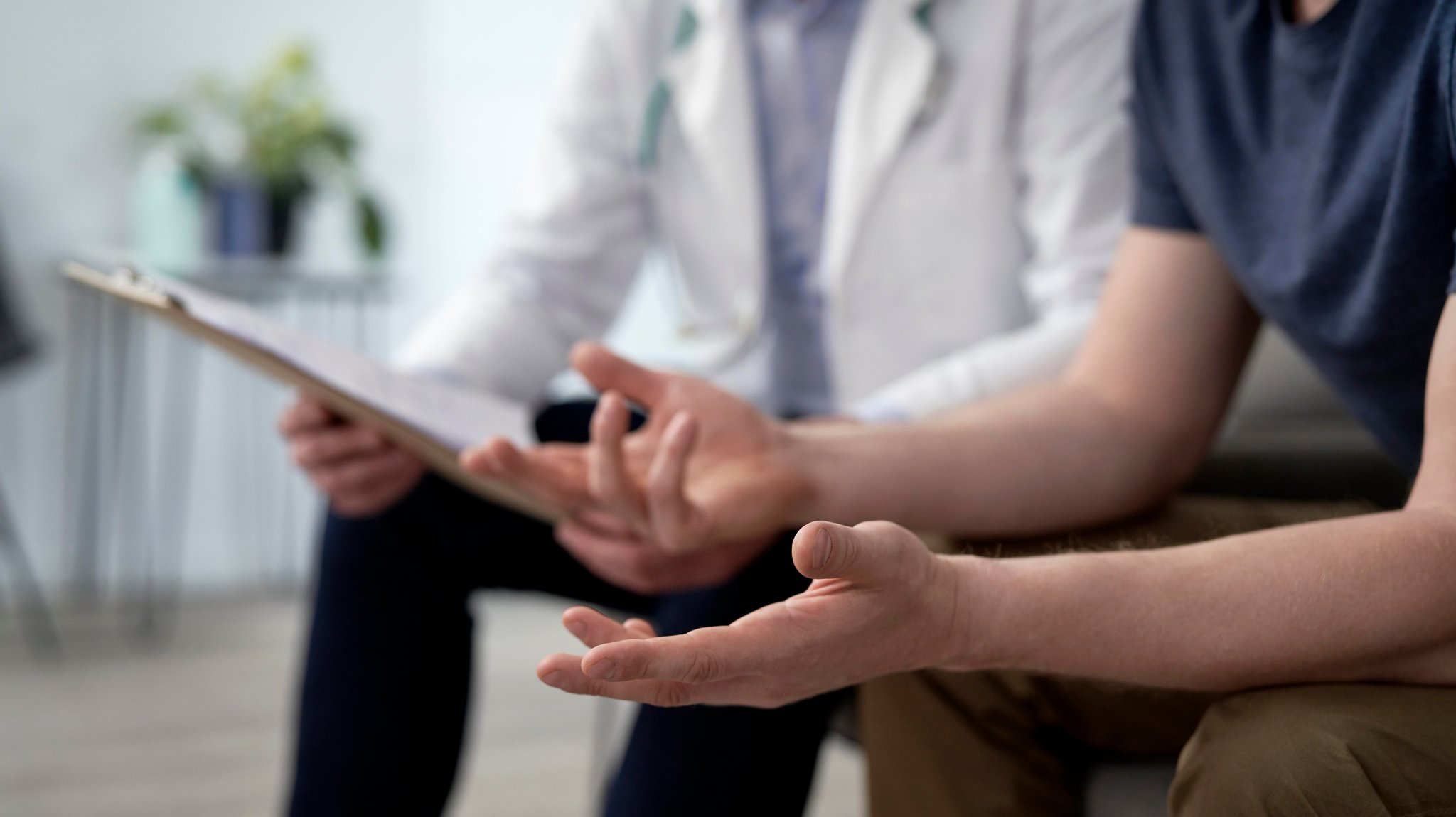 Arztbesuch: Patient im Gespräch mit einem Arzt (Symbolbild)