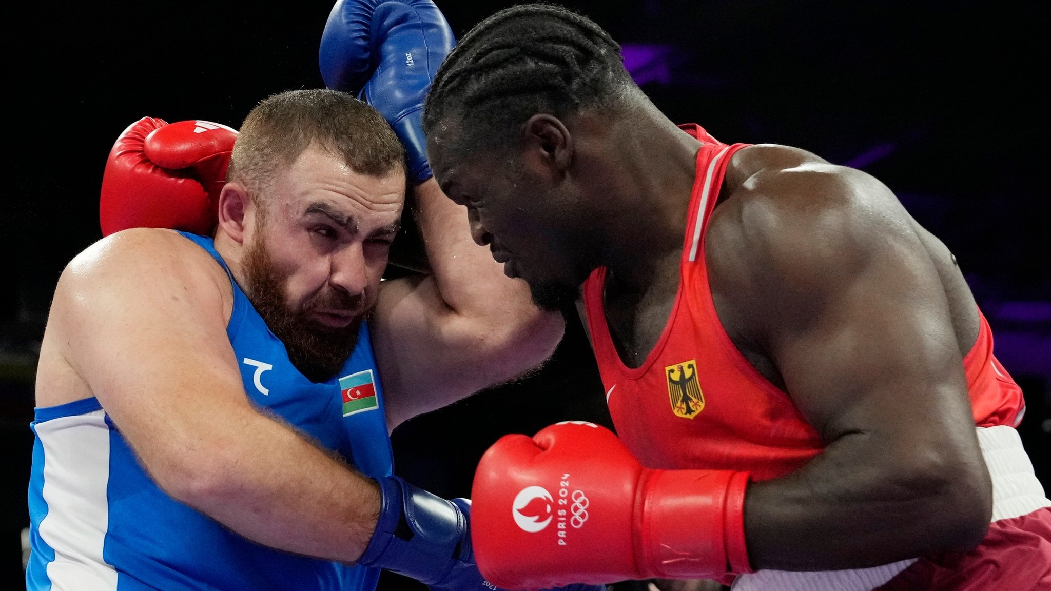 dpatopbilder - 29.07.2024, Frankreich, Paris: Olympia, Paris 2024, Boxen, Männer, Klasse +92kg, Nelvie Tiafack (r) aus Deutschland kämpft gegen Mahammad Abdullayev aus Aserbaidschan. Foto: Ariana Cubillos/AP/dpa +++ dpa-Bildfunk +++