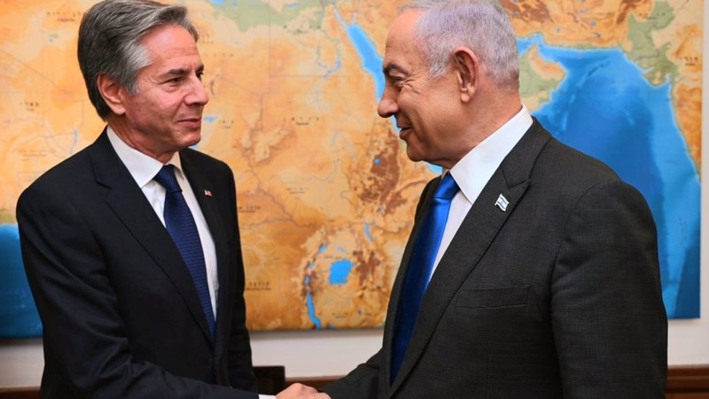 01.05.2024, Israel, Jerusalem: Benjamin Netanjahu (r) Ministerpräsident von Israel und Antony Blinken, Außenminister der USA.