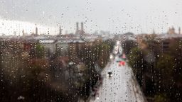 Finstere Regenwolken sind am 21.03.2024 über der Altstadt von München (Bayern) durch eine verregnete Fensterscheibe zu sehen. | Bild:picture alliance / dpa | Matthias Balk