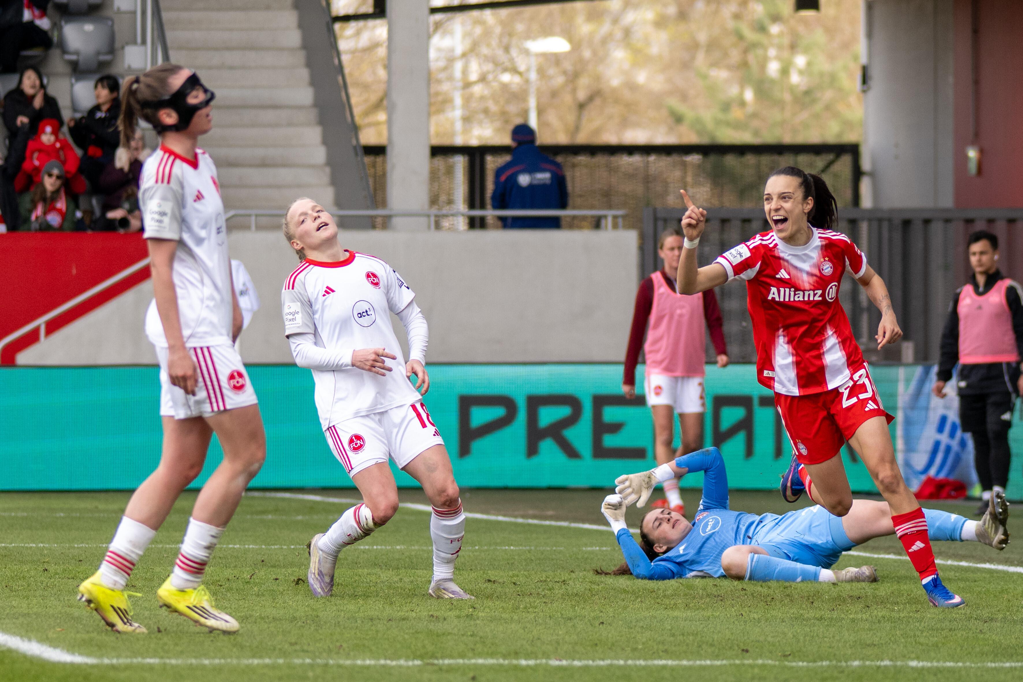 Natalia Padilla Bidas (FC Bayern, re.) bejubelt einen Treffer gegen den 1. FC Nürnberg.