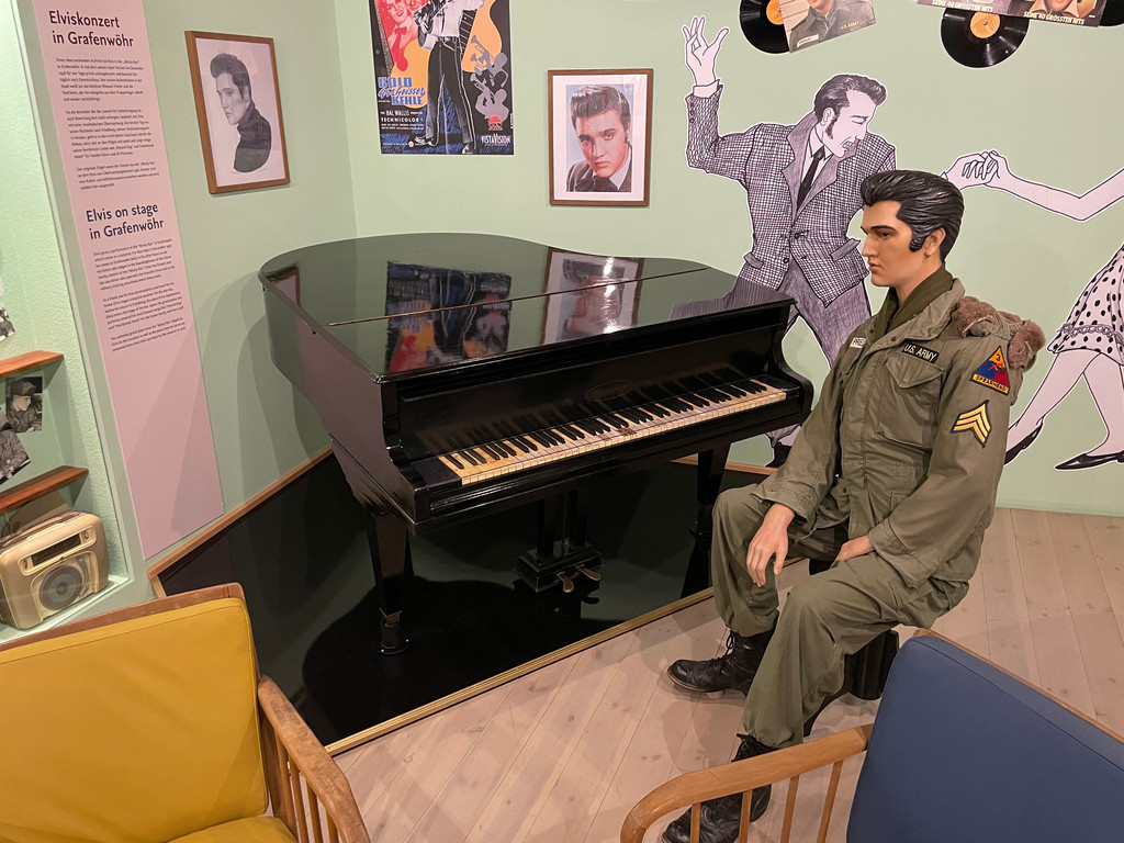 Lebensgroße Elvis-Figur am legendären Original-Flügel der Micky-Bar: Auf dem Instrument hat Elvis einst sein einziges Konzert in Europa gespielt.