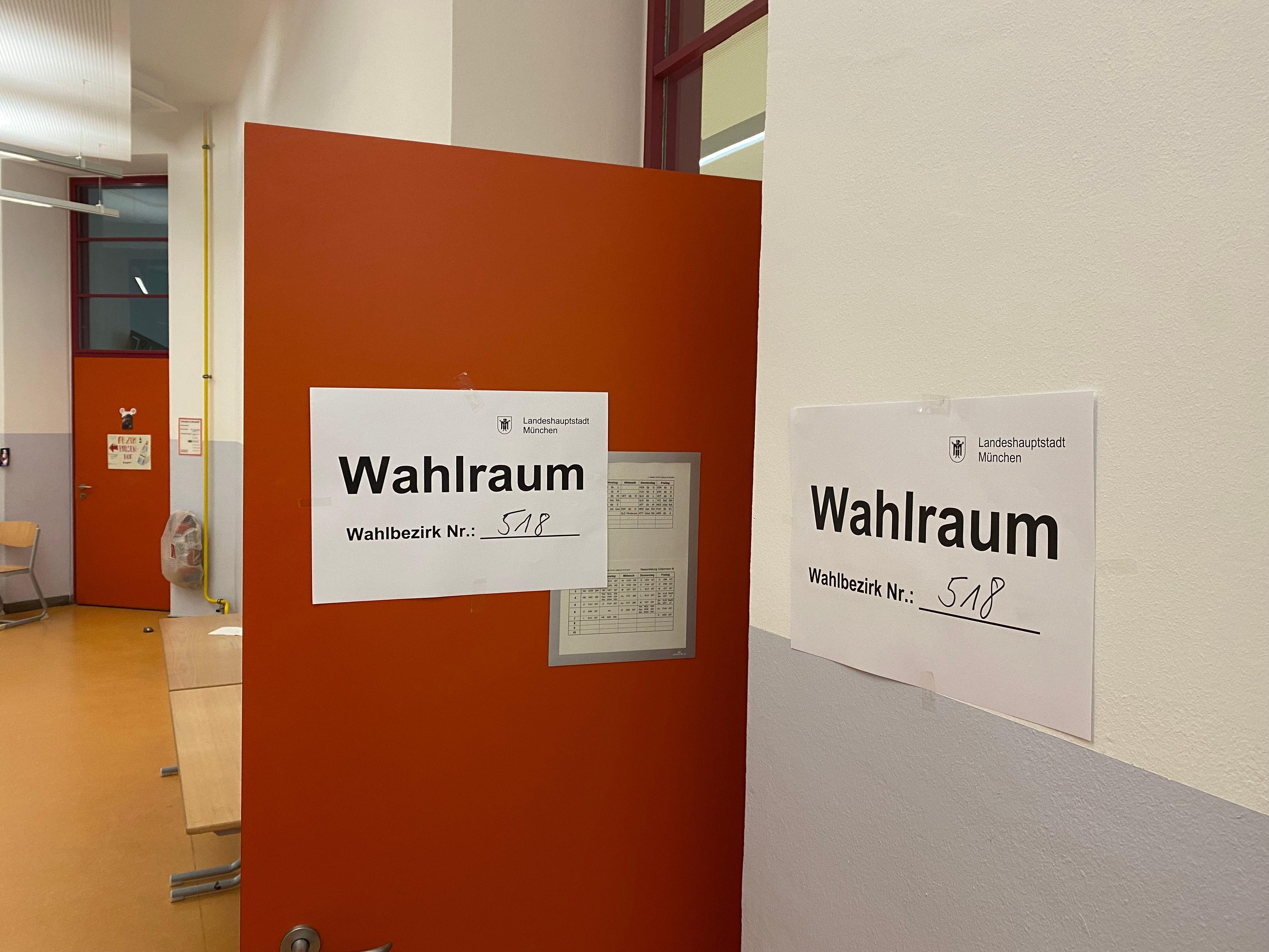Eingang zu einem Wahlraum in München