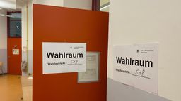 Eingang zu einem Wahlraum in München | Bild:BR / Jürgen P. Lang