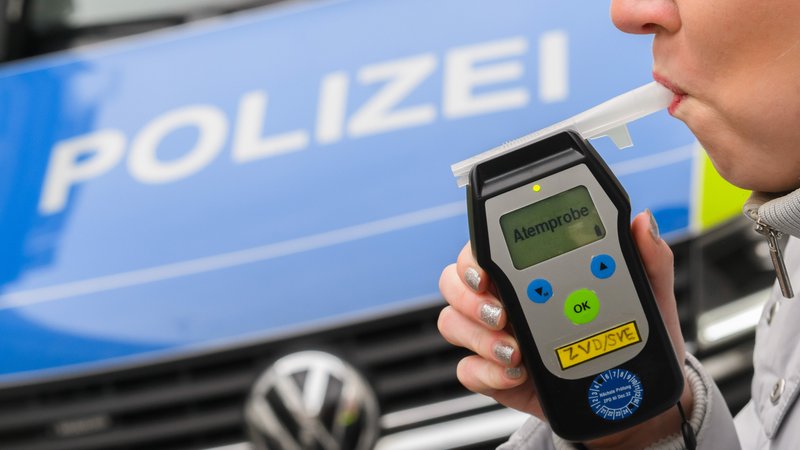 Eine Frau führt einen Alkoholtest (Atemtest) durch. | Bild: picture alliance/dpa | Julian Stratenschulte Eine Frau führt einen Alkoholtest (Atemtest) durch.
