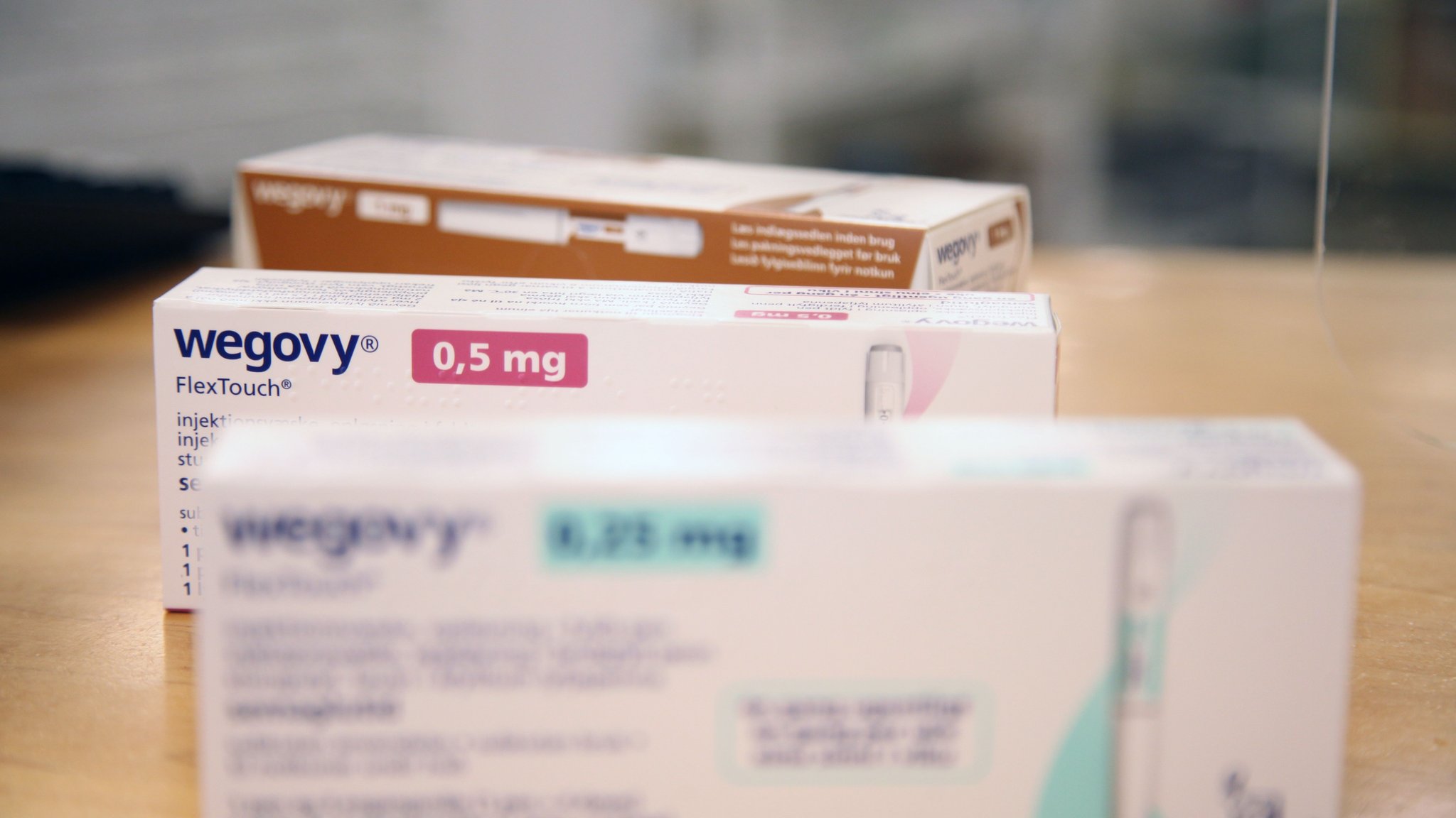 Verschiedene Packungen des Abnehmmittels Wegovy liegen in einer Apotheke auf dem Verkaufstresen. Die Abnehmpille kommt bald auch in Deutschland auf den Markt. 
