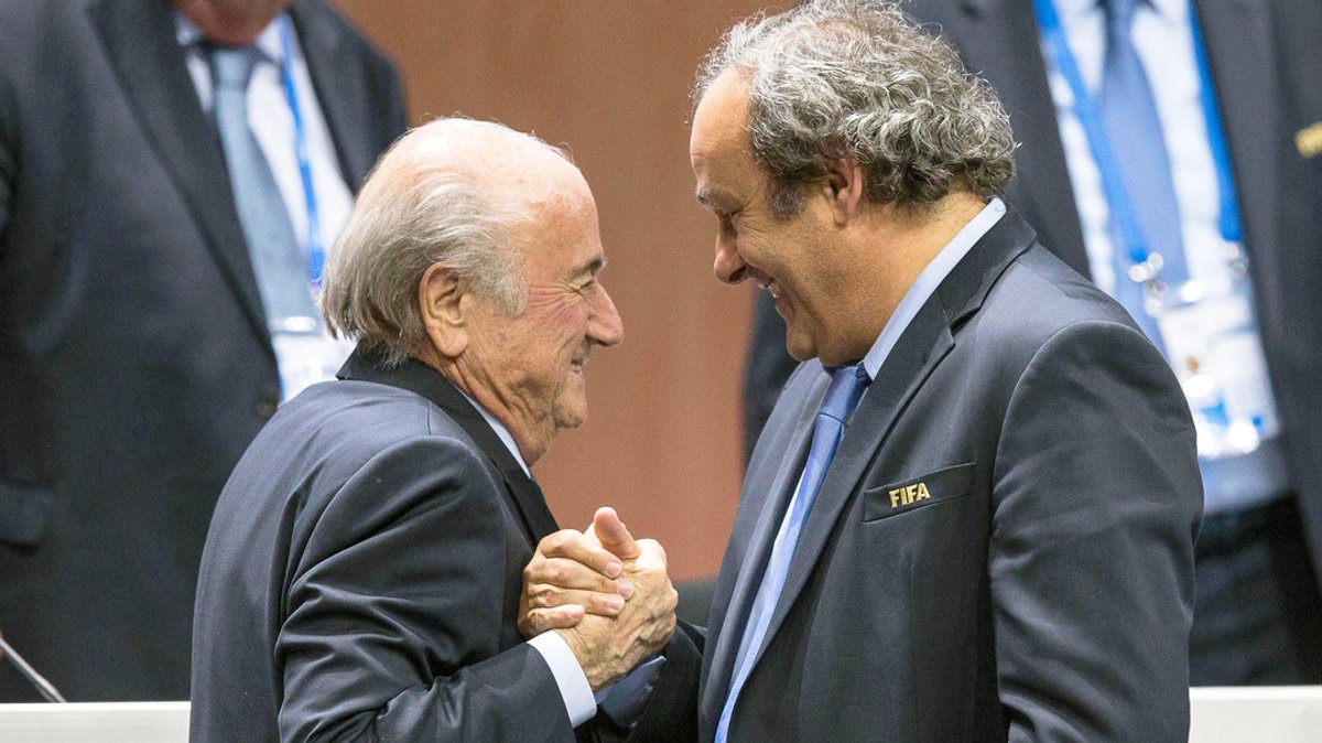 Zürich, 2015: FIFA-Präsident Joseph Blatter und UEFA-Präsident Michel Platini geben sich beim 65. FIFA Kongress in Zürich (Schweiz) die Hand. 