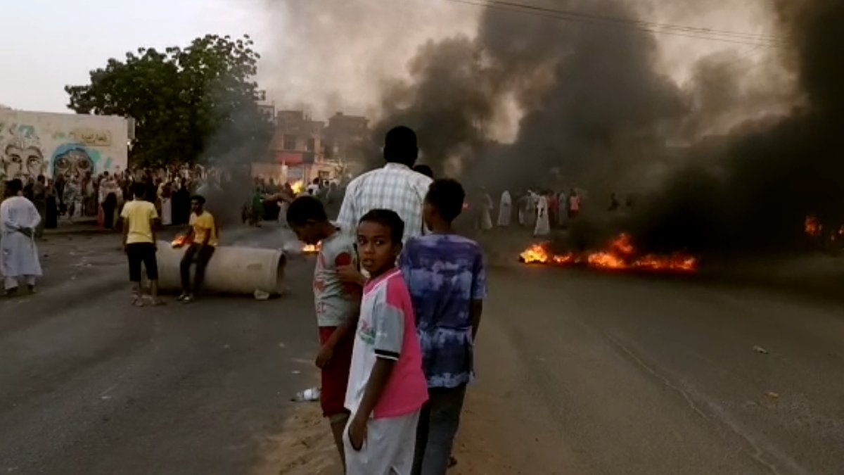 Khartum Hauptstadt der Republik Sudan, 25.10.21: Menschen auf der Straße, brennende Autoreifen.