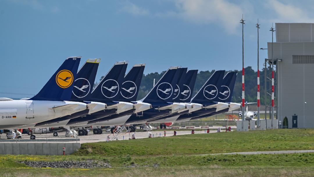 Passagierflugzeuge der Fluggesellschaft Lufthansa abseits der Start- und Landebahn (Archivbild). | Bild:dpa-Bildfunk/Patrick Pleul