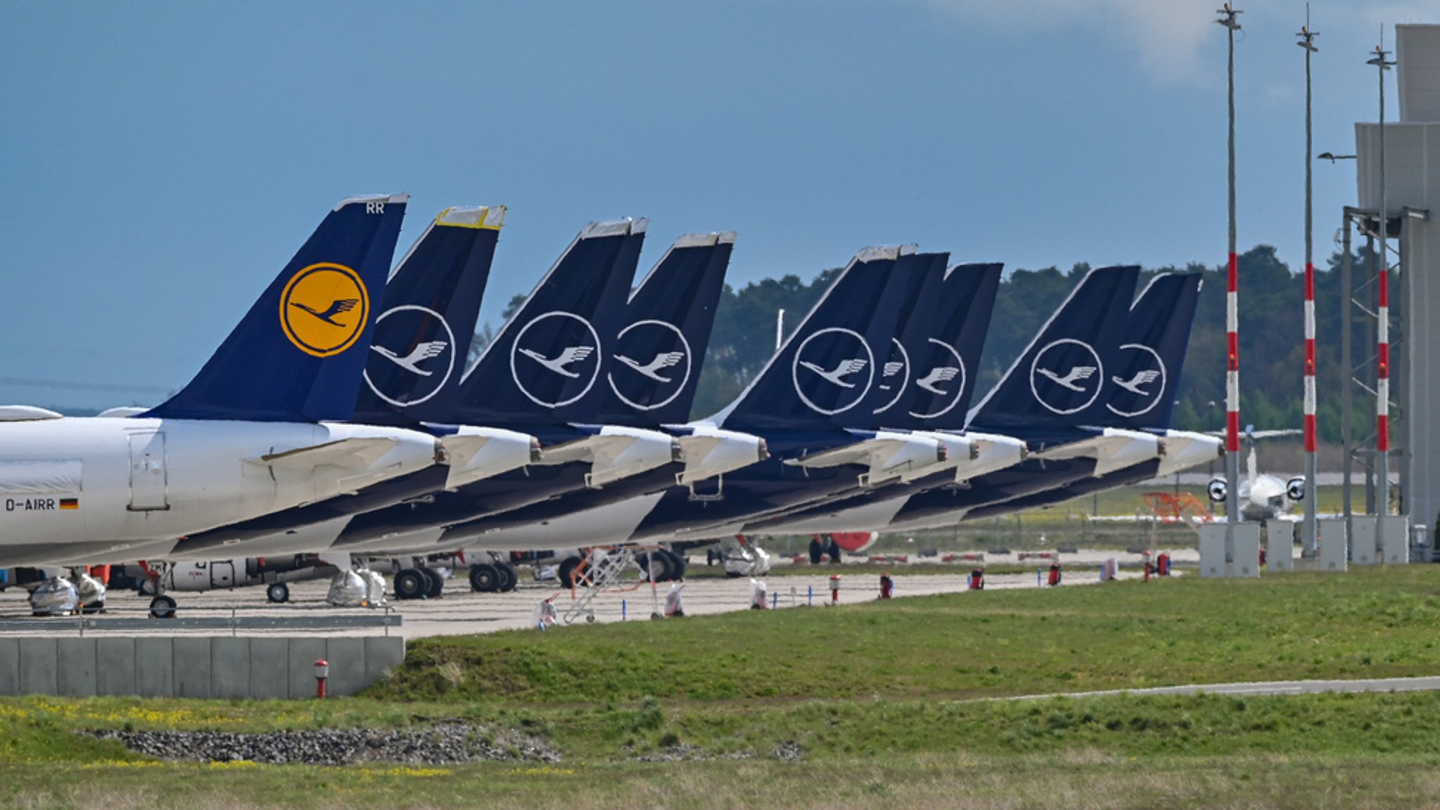 Passagierflugzeuge der Fluggesellschaft Lufthansa abseits der Start- und Landebahn (Archivbild).