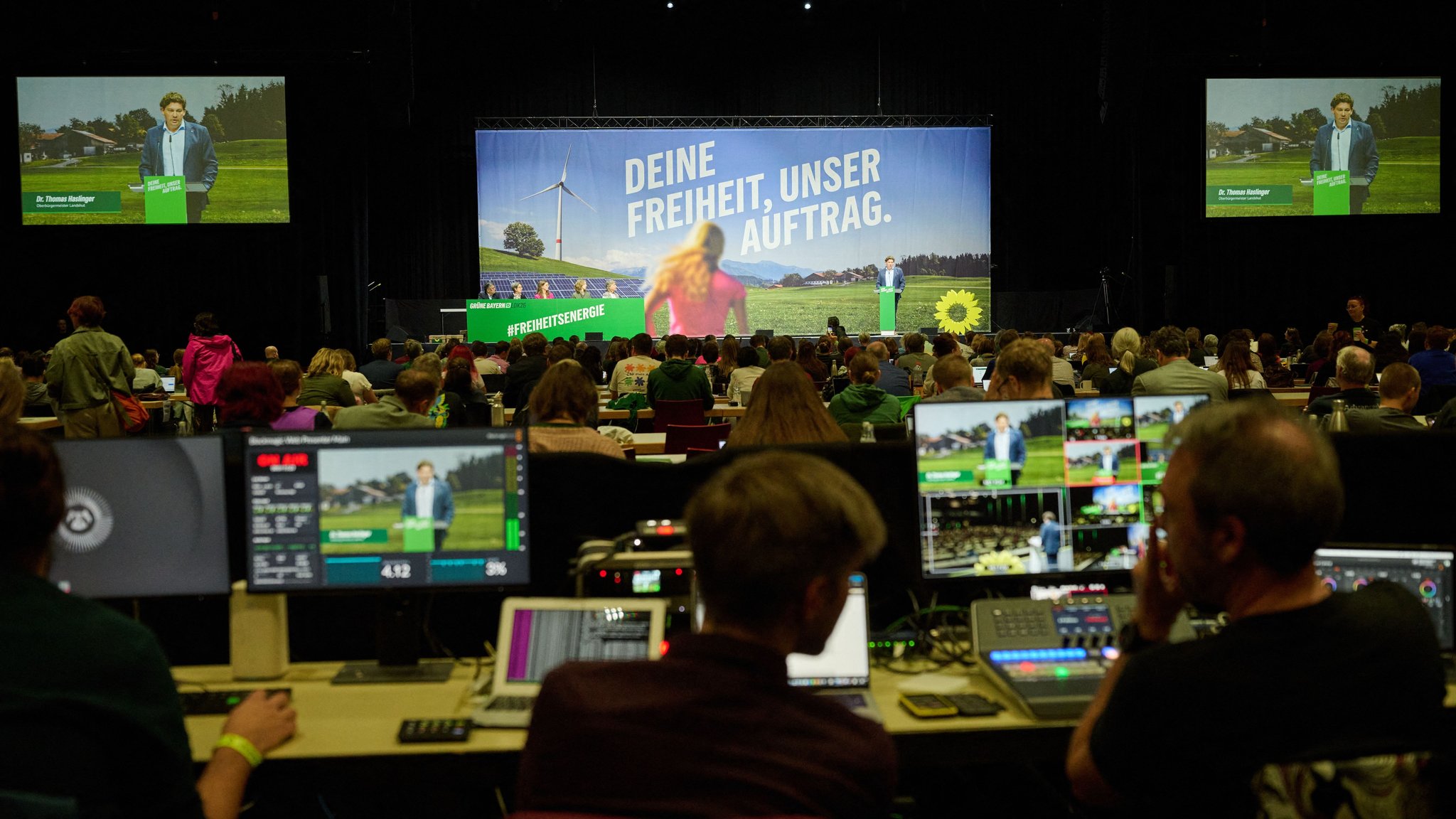 10.10.2026, Bayern, Landshut: Thomas Haslinger, (CSU) Oberbürgermeister von Landshut, begrüßt die Mitglieder des Landesparteitags von Bündnis 90/Die Grünen Bayern. Die Veranstaltung fand in der Sparkassen Arena statt. Foto: Peter Kneffel/dpa +++ dpa-Bildfunk +++
