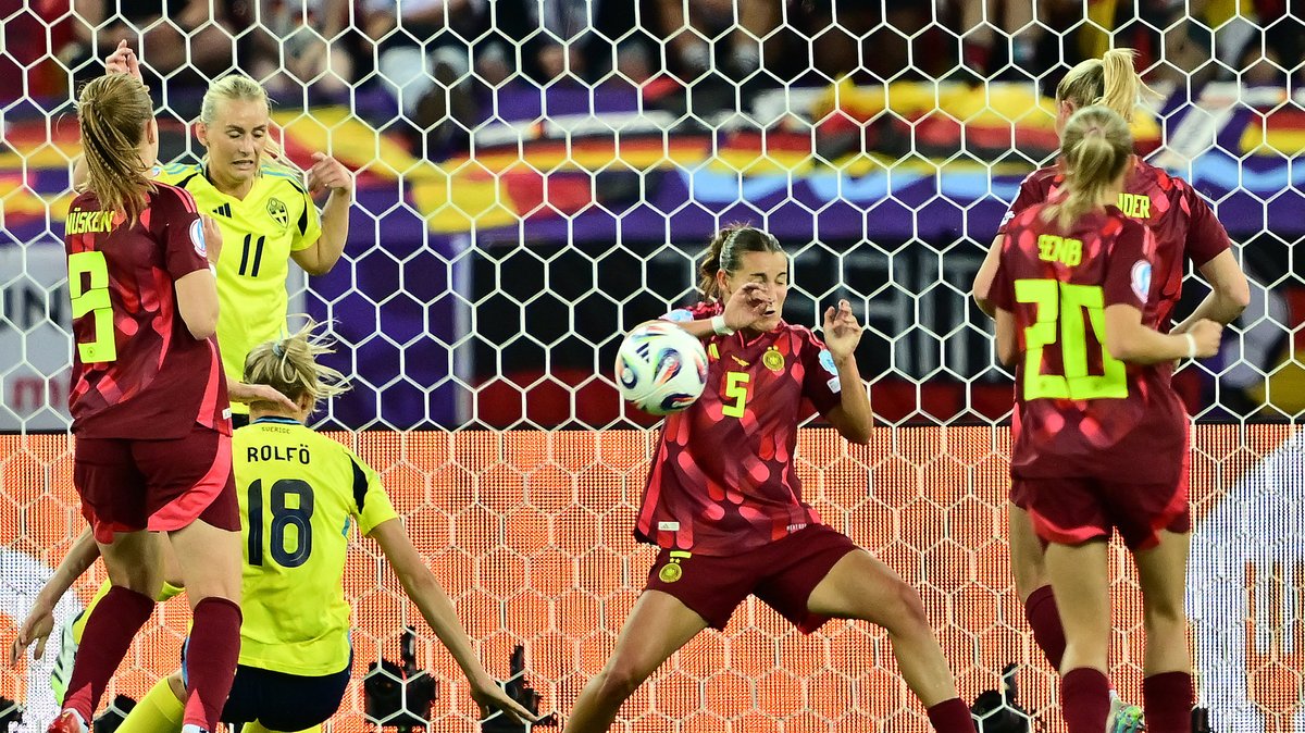 12.07.2025, Schweiz, Zürich: Fußball, Frauen: EM, Schweden - Deutschland, Vorrunde, Gruppe C, 3. Spieltag. Deutschlands Carlotta Wamser (M) mit dem Ellbogen am Ball, wofür sie die rote Karte bekommt. Foto: Sebastian Christoph Gollnow/dpa +++ dpa-Bildfunk +++