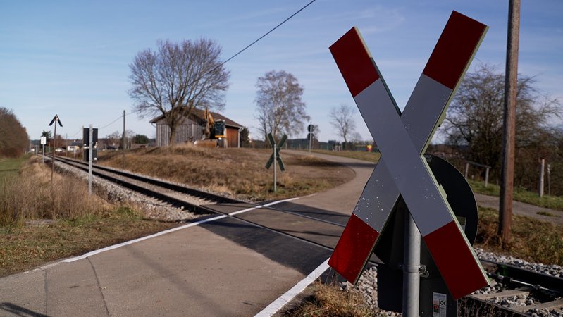 Blick auf den unbeschrankten Bahnübergang bei Ebenhofen im Ostallgäu | Bild: BR/Annette Beyer Blick auf den unbeschrankten Bahnübergang bei Ebenhofen im Ostallgäu
