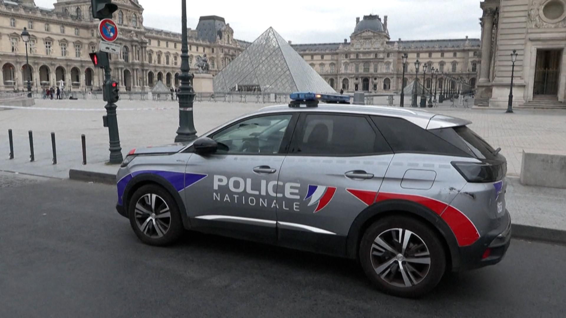 Polizeiauto vor dem Louvre