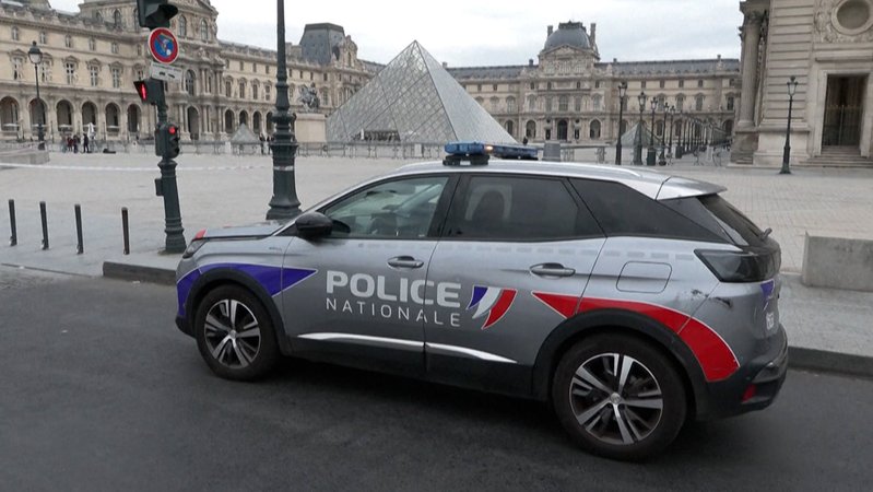 Polizeiauto vor dem Louvre | Bild: Bayerischer Rundfunk 2025 Polizeiauto vor dem Louvre