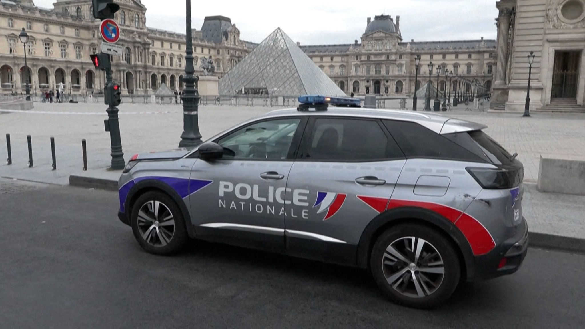 Polizeiauto vor dem Louvre