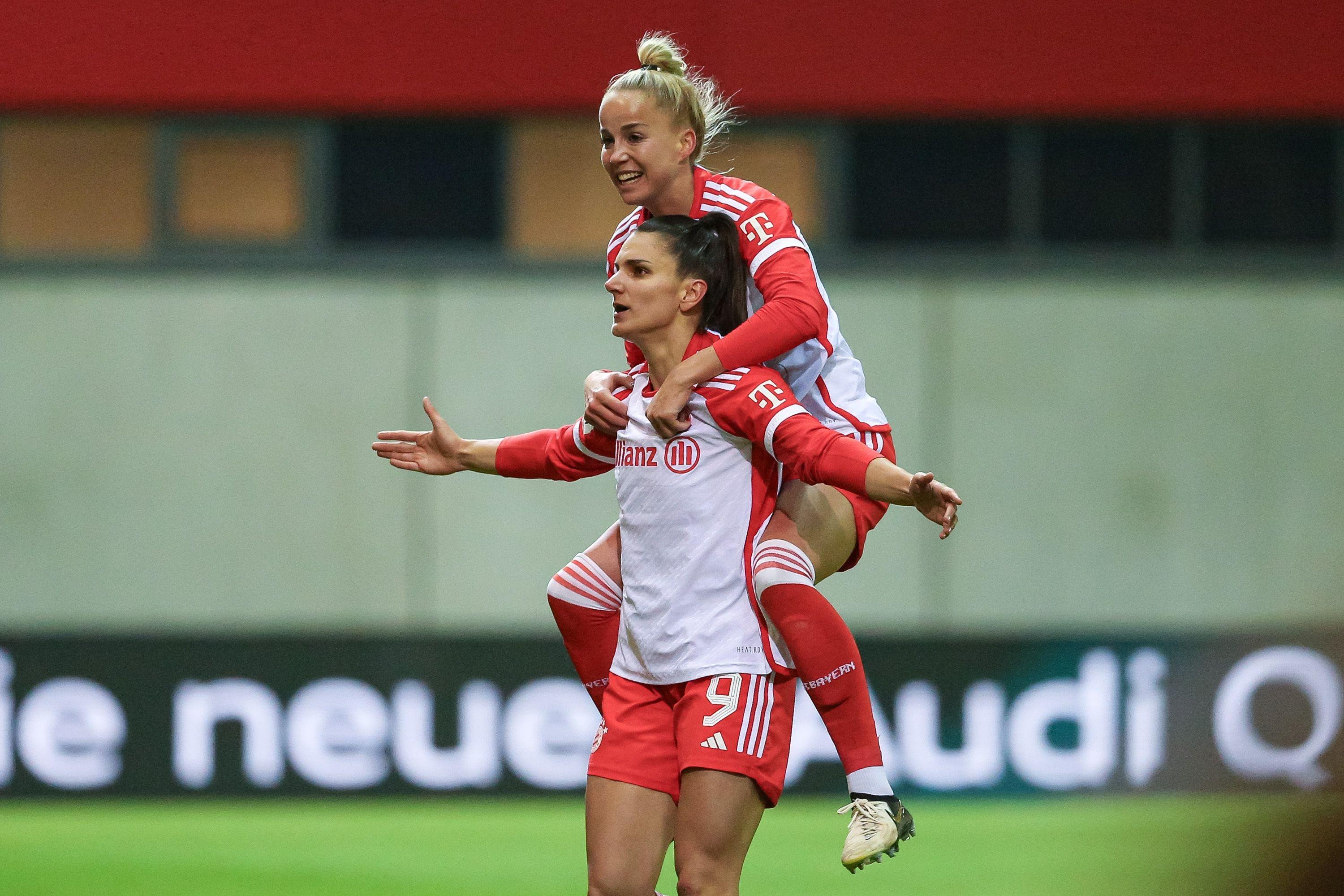 Giulia Gwinn (oben) und Dejan Damnjanovic jubeln über das 2:0