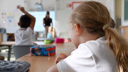 Unterricht an Grundschule in Bayern | Bild:picture alliance / SvenSimon | Frank Hoermann/SVEN SIMON