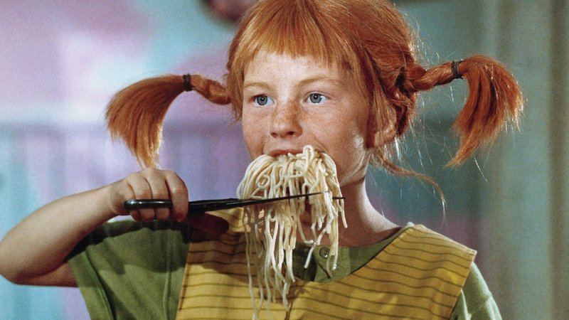 Inger Nilsson schneidet als Pippi Langstrumpf Spaghetti unter ihrem Mund mit der Schere ab, in "Pippi in Taka-Tuka-Land" (S/BRD 1970, Regie: Olle Hellbom) | Bild: picture alliance / Sammlung Richter | Sammlung Richter Inger Nilsson schneidet als Pippi Langstrumpf Spaghetti unter ihrem Mund mit der Schere ab, in "Pippi in Taka-Tuka-Land" (S/BRD 1970, Regie: Olle Hellbom)
