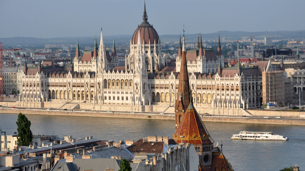 Ungarn - Hauptstadt: Budapest - Einwohner: 9.908.798 (2013) - Amtssprachen: Ungarisch - Währung: Forint (HUF)