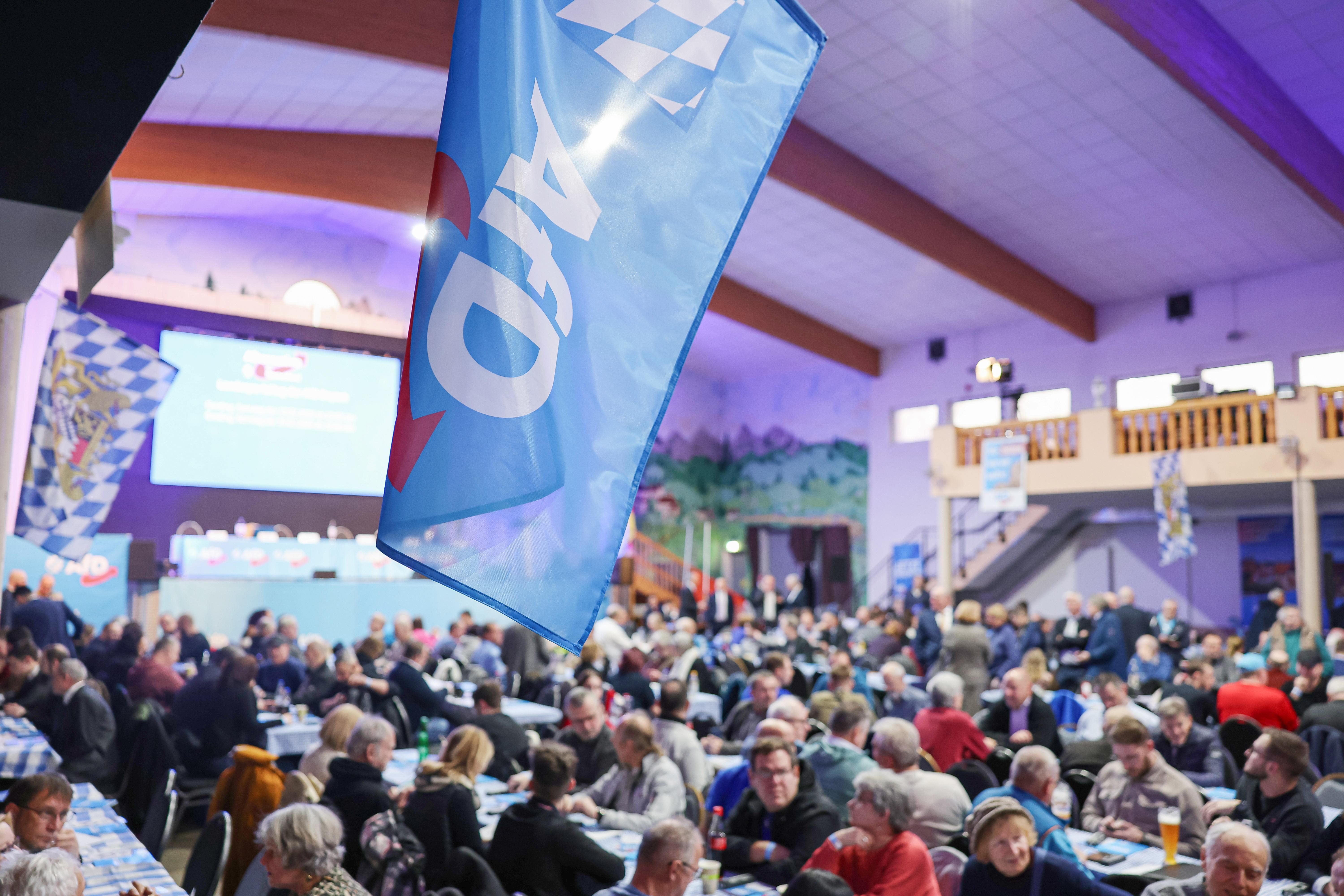 Eine AfD-Fahne im vollbesetzten Hippodrom in Greding.