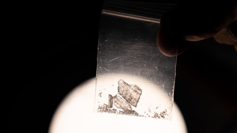 Ein Beutel mit der Droge Crystal Meth | Bild: picture alliance/NurPhoto/Matt Hunt Ein Beutel mit der Droge Crystal Meth