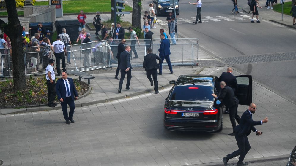 Sicherheitskräfte bringen Fico nach den Schüssen in einen Wagen  | Bild:REUTERS/Radovan Stoklasa