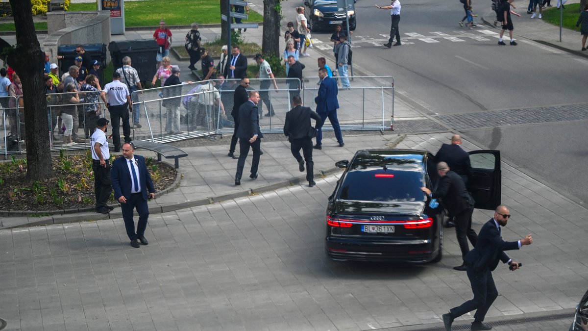 Sicherheitskräfte bringen Fico nach den Schüssen in einen Wagen 