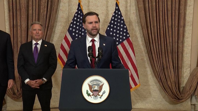Trumps Reaktion auf die gescheiterten Verhandlungen: Er kündigte an, die US-Marine werde ab sofort alle Schiffe blockieren, die versuchten, die Straße von Hormus zu passieren. Grund sei Irans Weigerung, sein Atomprogramm zu überdenken. | Bild: BR Trumps Reaktion auf die gescheiterten Verhandlungen: Er kündigte an, die US-Marine werde ab sofort alle Schiffe blockieren, die versuchten, die Straße von Hormus zu passieren. Grund sei Irans Weigerung, sein Atomprogramm zu überdenken.