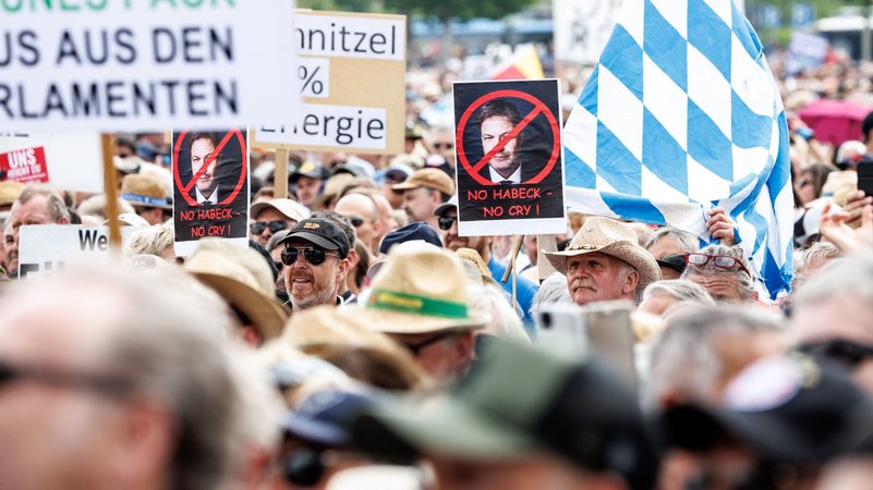 Teilnehmer halten bei einer Demonstration gegen die Klima-Politik der Ampelregierung in Erding Schilder mit den Aufschriften "No Habeck - No cry" in die Höhe
