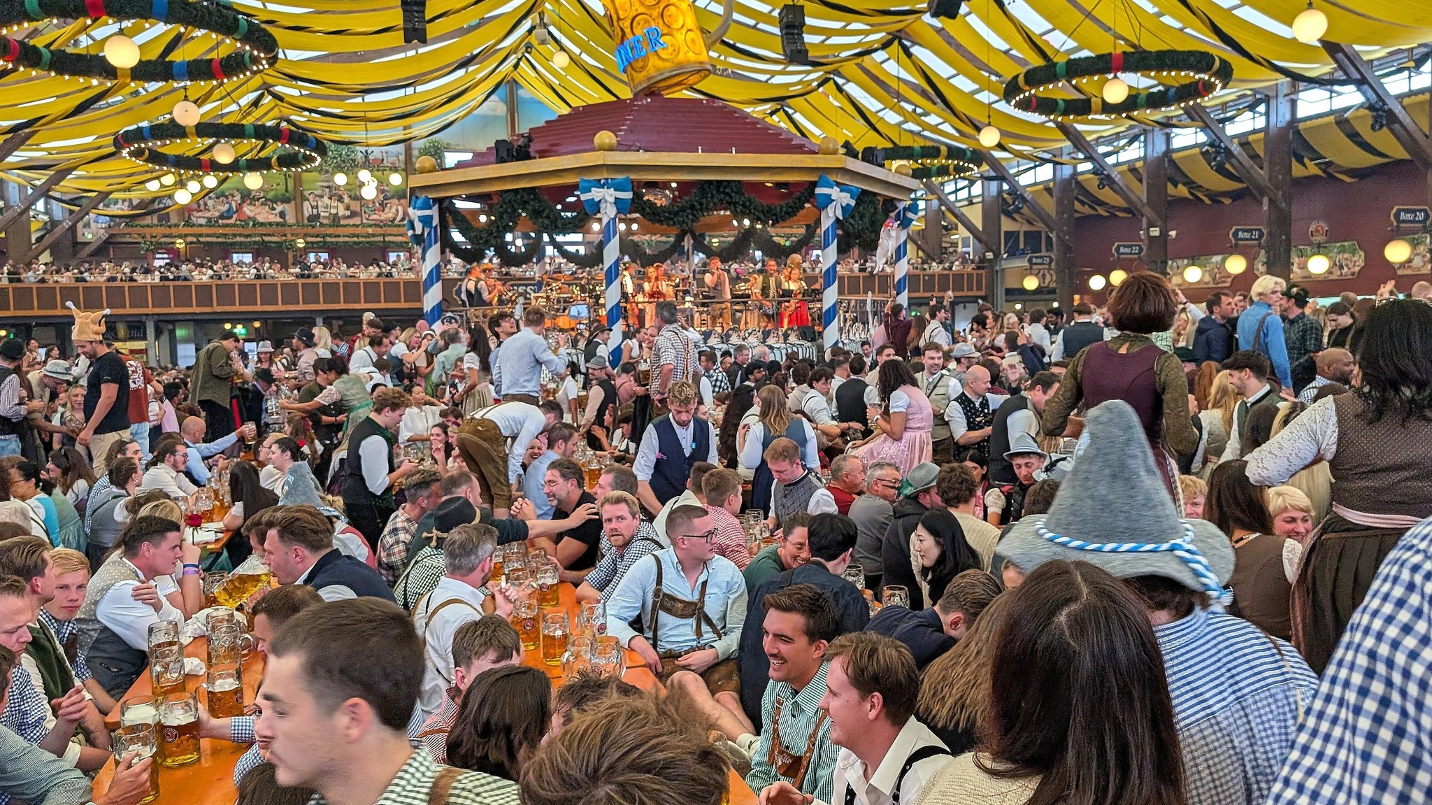 Ein volles Festzelt auf dem Oktoberfest.