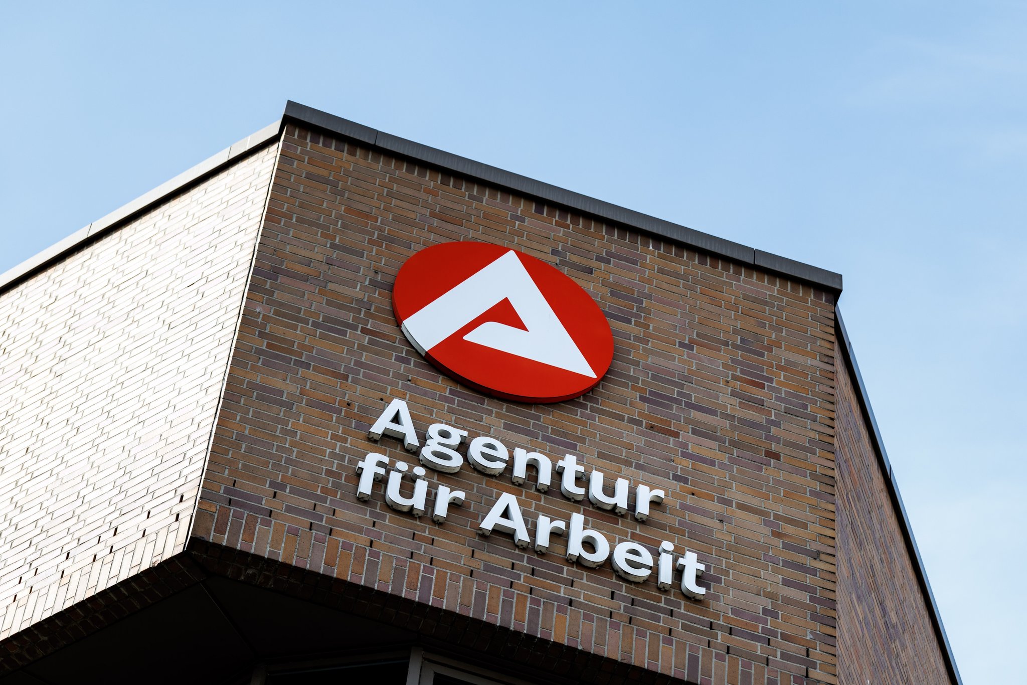 Das Logo der Agentur für Arbeit ist am Behördengebäude der Agentur für Arbeit in München zu sehen.