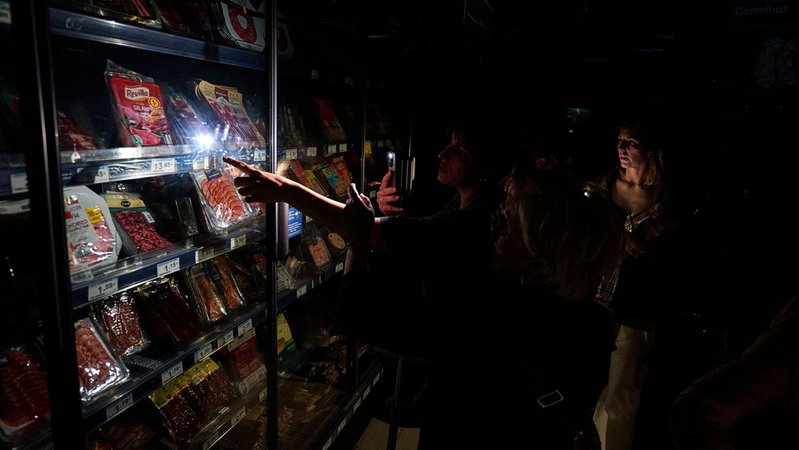 Menschen kaufen in einem Supermarkt in Pamplona während des massiven Stromausfalls ein. | Bild: dpa-Bildfunk/Miguel Oses Menschen kaufen in einem Supermarkt in Pamplona während des massiven Stromausfalls ein.
