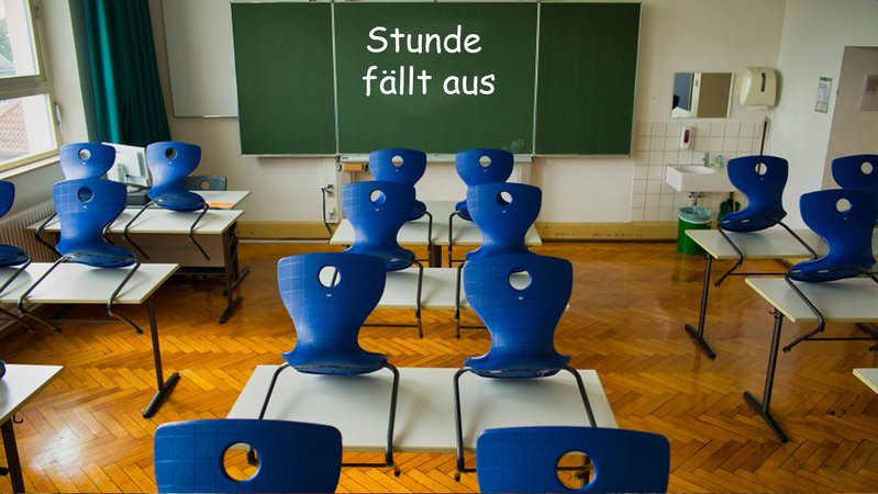 Leeres Klassenzimmer mit einer beschriebenen Tafel, auf der zu lesen ist: "Stunde fällt aus" | Bild: picture alliance / Eibner-Pressefoto | Weber/ Eibner-Pressefoto | BR24 Leeres Klassenzimmer mit einer beschriebenen Tafel, auf der zu lesen ist: "Stunde fällt aus"