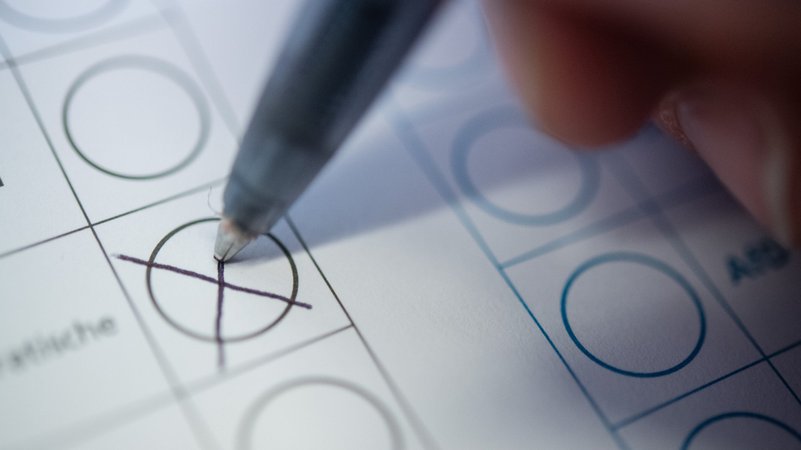 Eine Frau macht ein Kreuz auf einem Wahlzettel. | Bild: dpa-Bildfunk/Sebastian Gollnow Eine Frau macht ein Kreuz auf einem Wahlzettel.