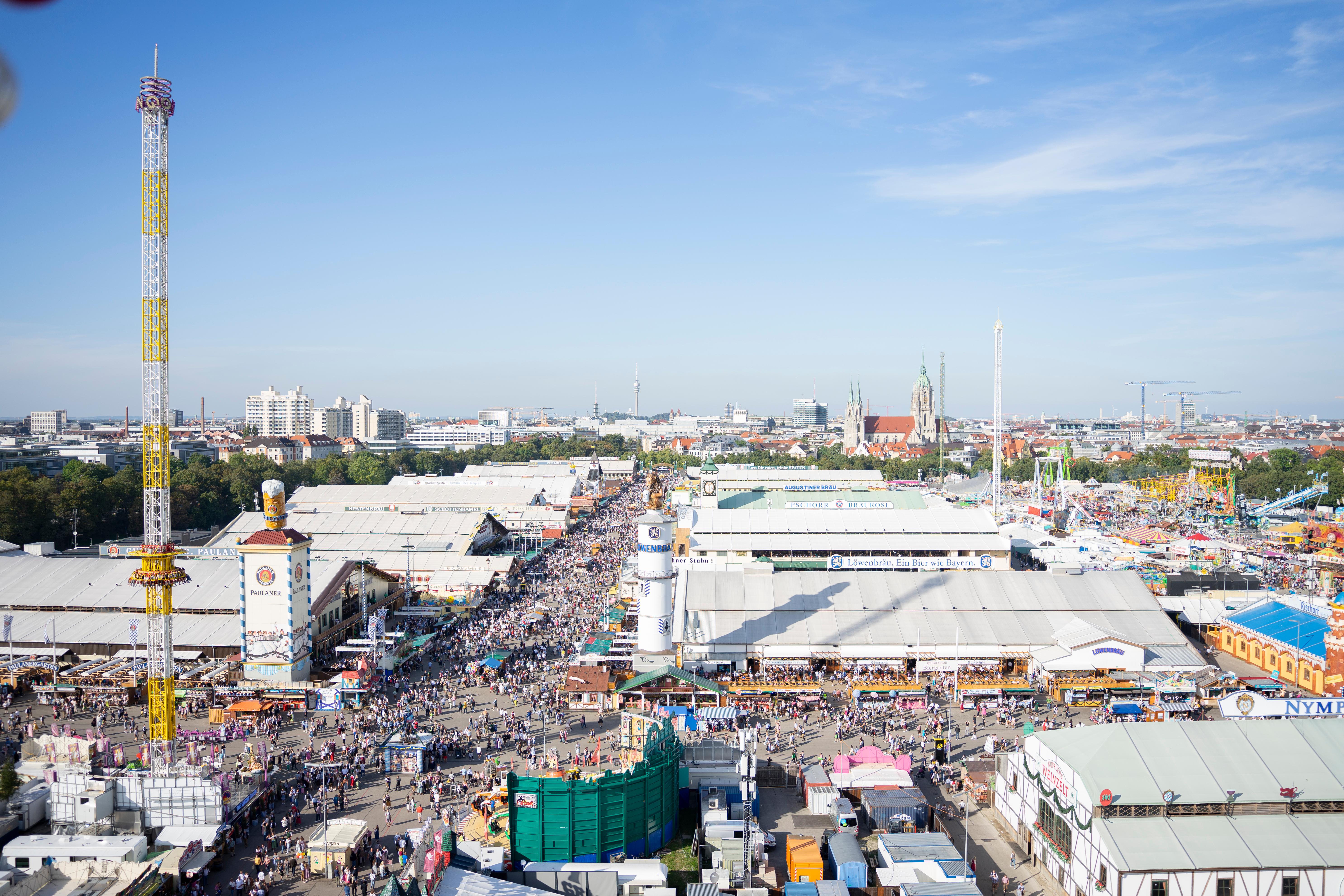 Blick auf die Wirtsstraße am Oktoberfest.