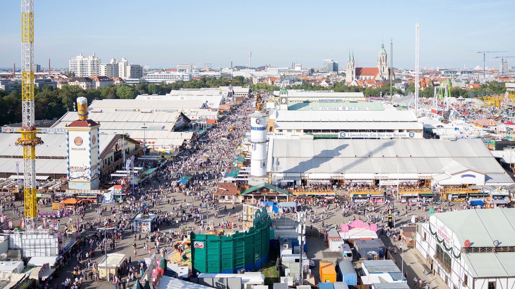 Blick auf die Wirtsstraße am Oktoberfest.
