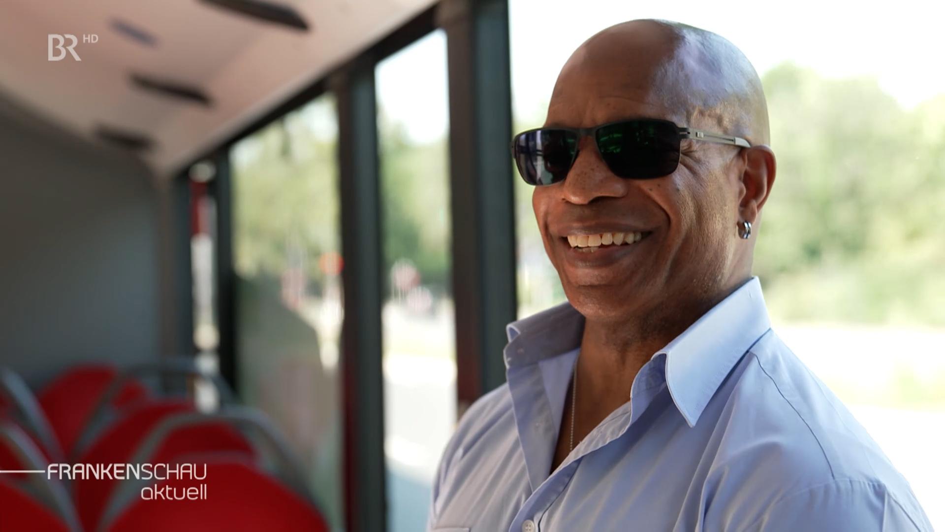 Ken Thomas steht in einem Bus.