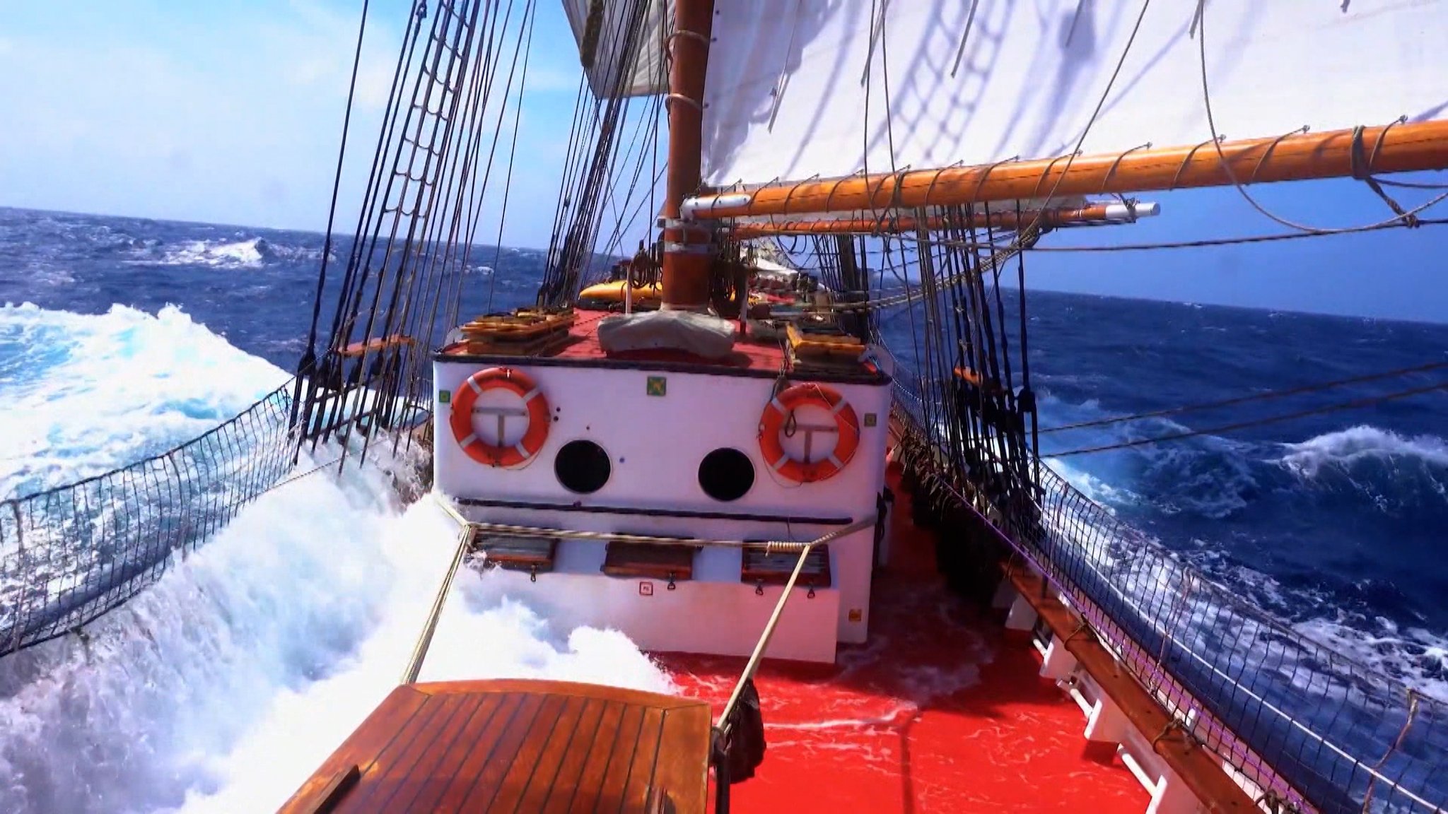 Segelschulschiff wird von einer Welle überspült (Archivbild)