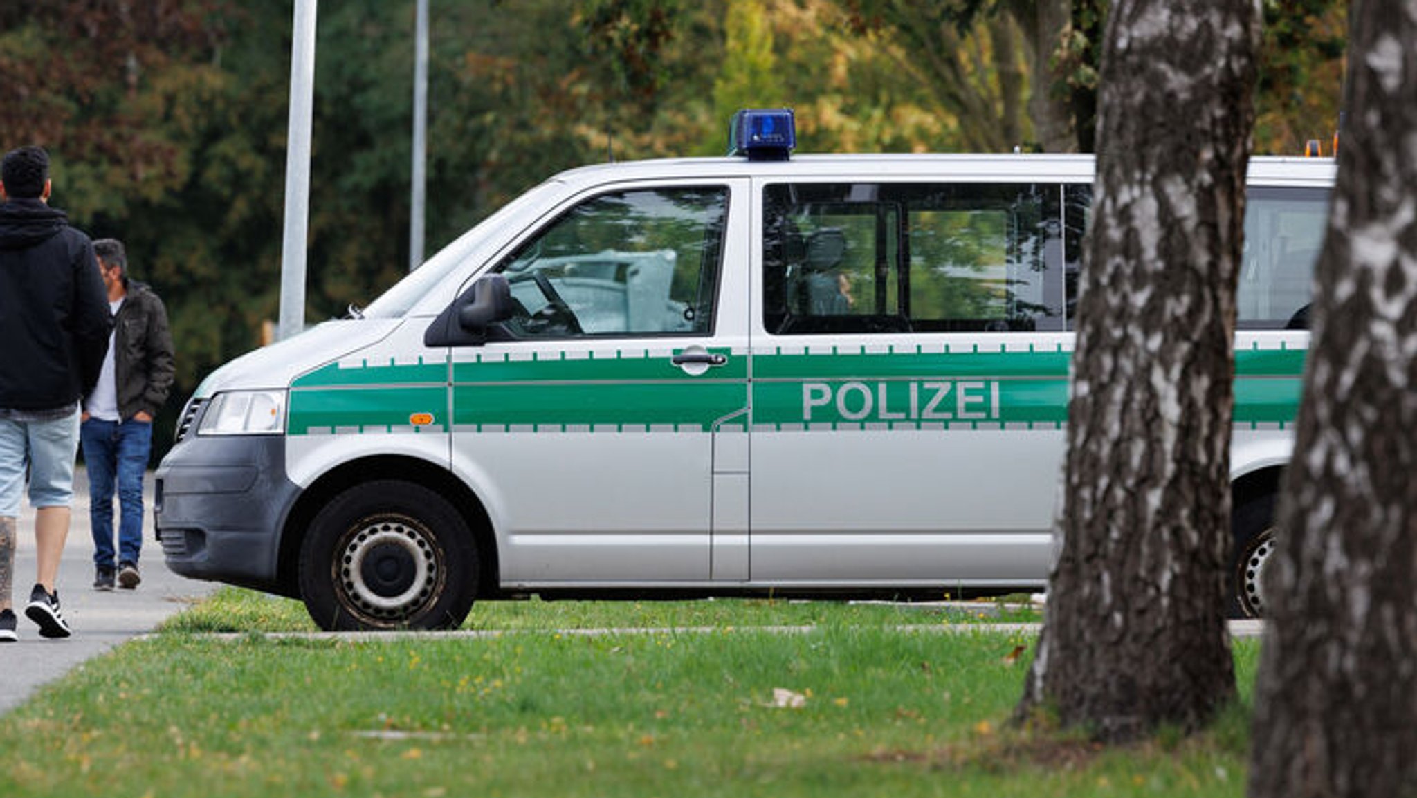 Ein Polizeibus in einem Park