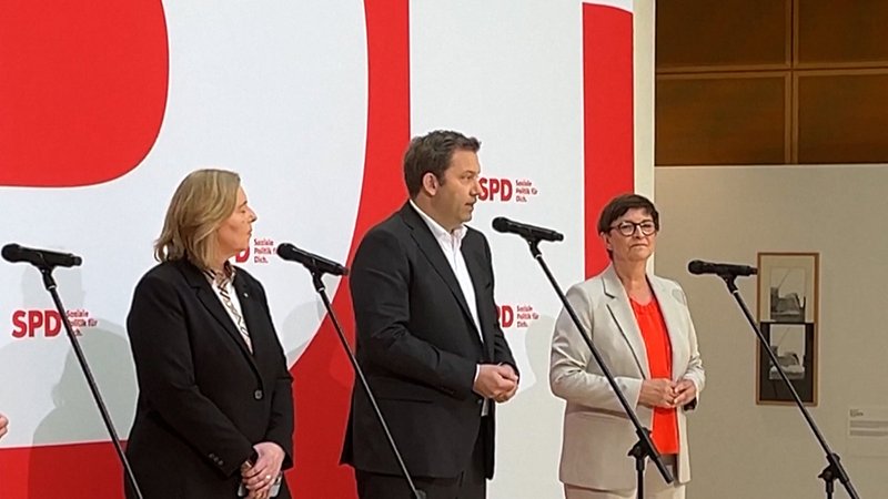Die SPD stellt ihre Parteispitze neu auf. Über die zwei neuen Personalien soll dann Ende Juni auf dem Parteitag in Berlin entschieden werden. | Bild: Bayerischer Rundfunk 2025 Die SPD stellt ihre Parteispitze neu auf. Über die zwei neuen Personalien soll dann Ende Juni auf dem Parteitag in Berlin entschieden werden.