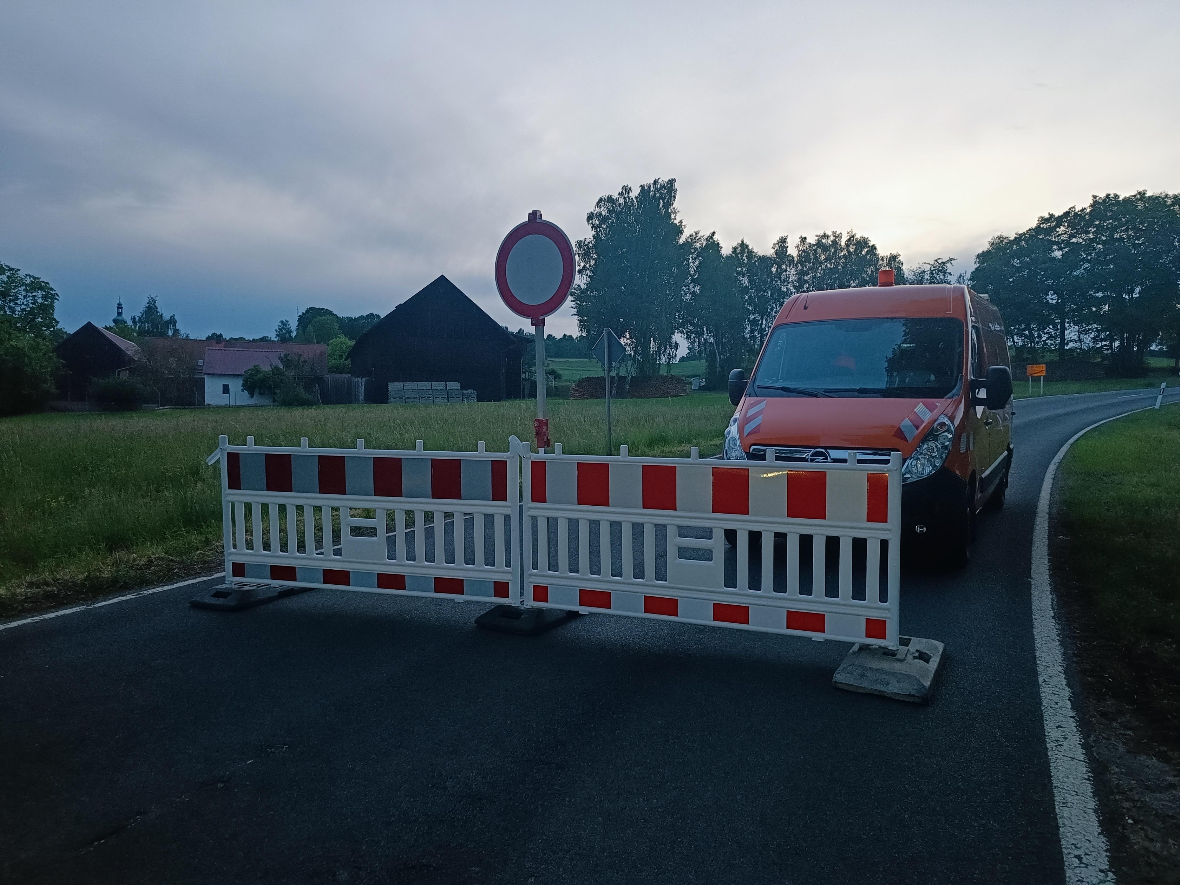 Eine gesperrte Straße in Seedorf (Gemeindeteil von Schirnding).