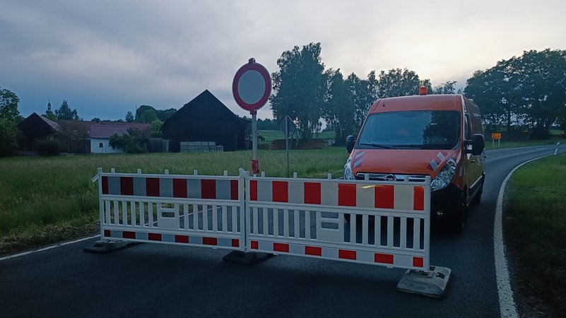 Eine gesperrte Straße in Seedorf (Gemeindeteil von Schirnding). | Bild: News5 Eine gesperrte Straße in Seedorf (Gemeindeteil von Schirnding).