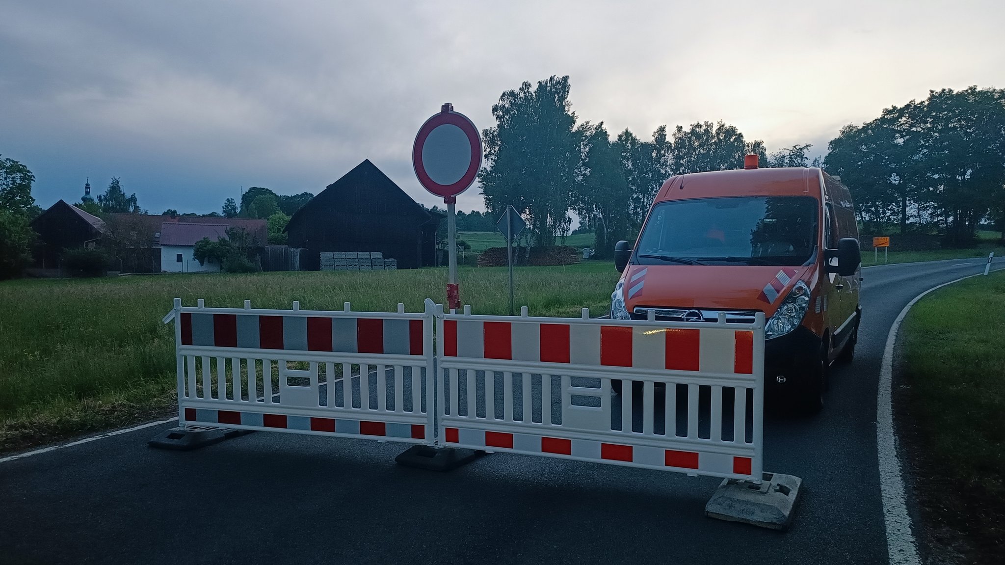 Eine gesperrte Straße in Seedorf (Gemeindeteil von Schirnding).