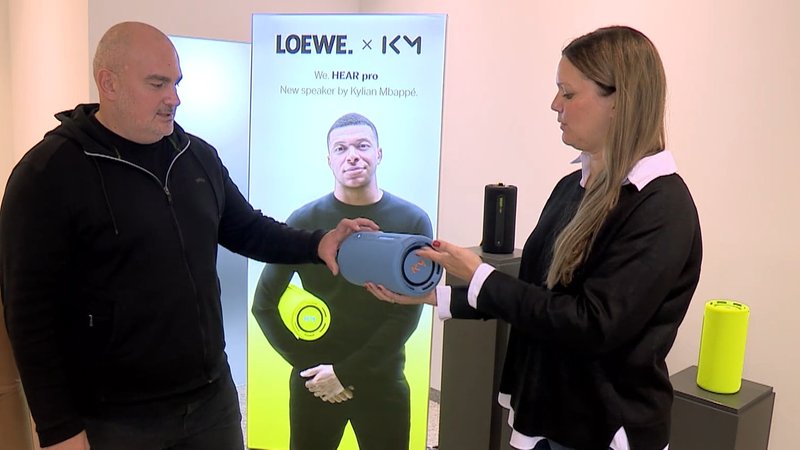 Fußballstar Mpappé ist Investor bei Loewe. | Bild: BR Fußballstar Mpappé ist Investor bei Loewe.