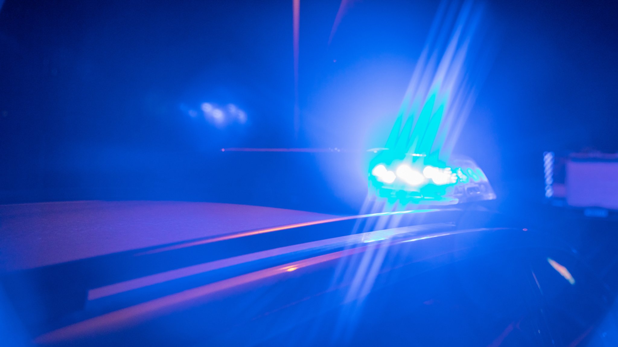 Symbolbild: Blaulicht bei Nacht | Bild: BR/Leon Baatz Symbolbild: Blaulicht bei Nacht