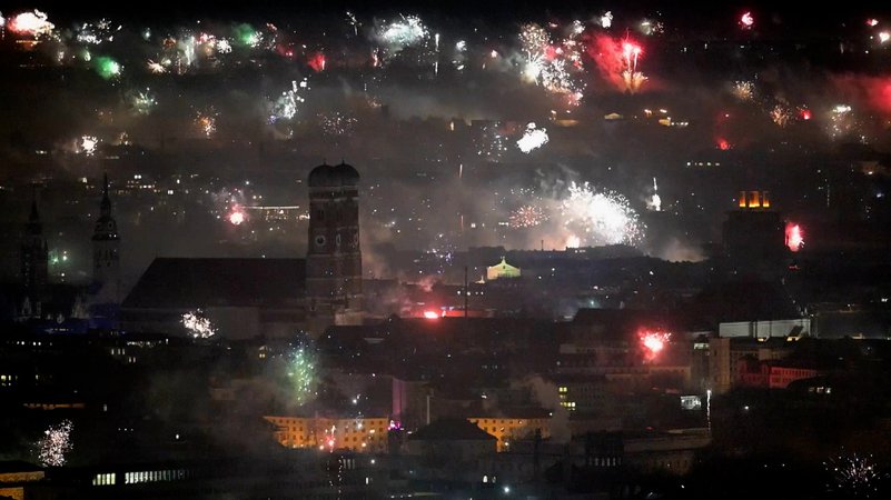 Seit heute dürfen in Deutschland Silvesterraketen und Böller verkauft werden. Die Pyrotechnikbranche ist optimistisch und rechnet mit einem höheren Umsatz als im vergangenen Jahr - trotz der immer lauter werdenden Kritik am Böllern. | Bild: BR Seit heute dürfen in Deutschland Silvesterraketen und Böller verkauft werden. Die Pyrotechnikbranche ist optimistisch und rechnet mit einem höheren Umsatz als im vergangenen Jahr - trotz der immer lauter werdenden Kritik am Böllern.