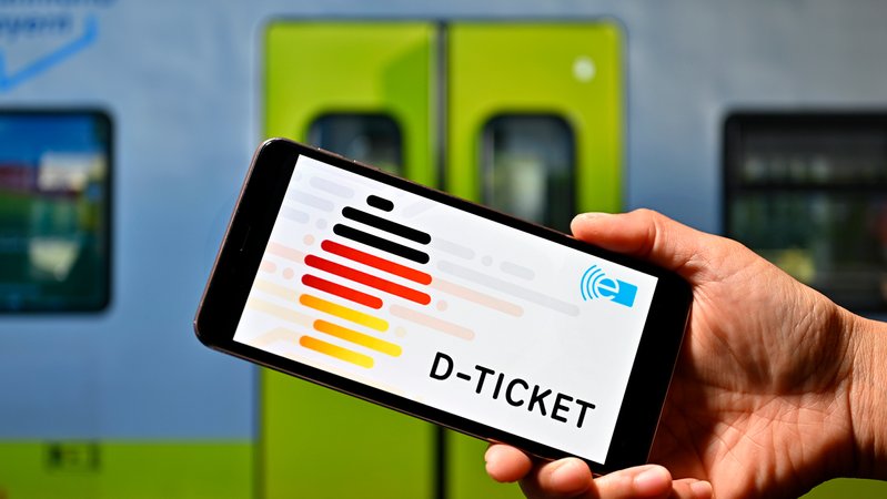 Audio: Deutschlandticket ist für 2025 offenbar gesichert | Bild: picture alliance / Panama Pictures | Dwi Anoraganingrum Audio: Deutschlandticket ist für 2025 offenbar gesichert